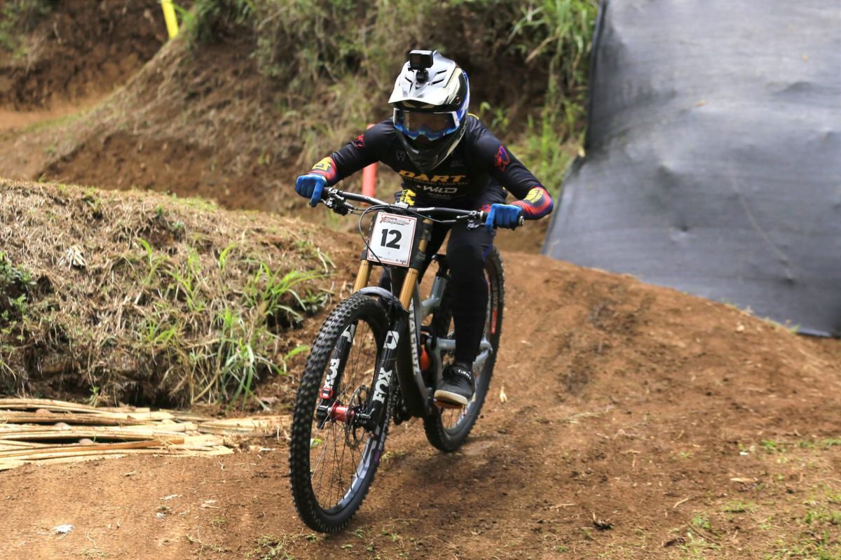 Salah satu aksi Rendy Varera dalam final 76 Indonesian Downhill 2024 kelas Men Elite. (ist) - 76 Indonesian Downhill 2024 Menobatkan Rendy Varera dan Ayu Triya Andriana sebagai Juara Umum
