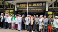 Sebanyak 25 ulama Kota Malang usai menyampaikan aspirasi Pilkada Damai dan Netral di Polresta Makota. (ws12) - Para Ulama Kota Malang Sampaikan Aspirasi Pilkada Damai dan Netral di Polresta Makota