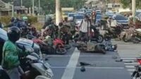 Sebuah truk tronton menerobos lampu merah dan menabrak sejumlah pengendara sepeda motor. (ist) - Kecelakaan Maut di Slipi, Dua Pengendara Sepeda Motor Meninggal Dunia