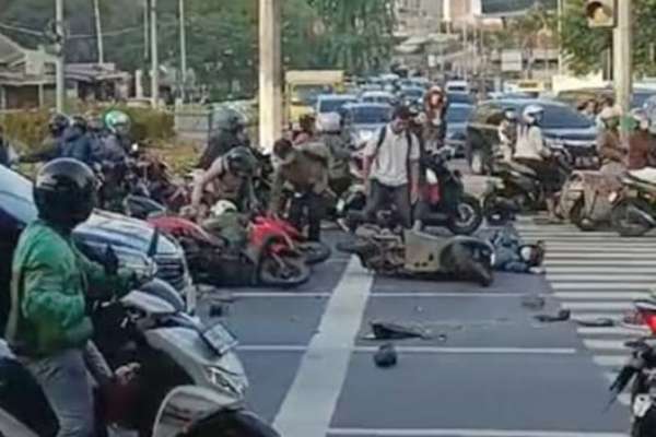 Sebuah truk tronton menerobos lampu merah dan menabrak sejumlah pengendara sepeda motor. (ist) - Kecelakaan Maut di Slipi, Dua Pengendara Sepeda Motor Meninggal Dunia