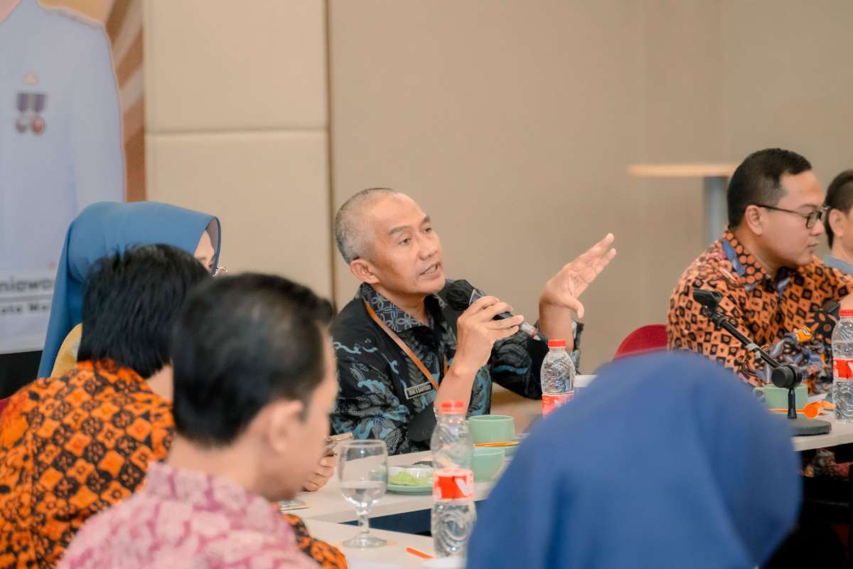 Sekda Kota Malang, Erik Setyo Santoso, sedang memberikan penjelasan saat Rakor berlangsung. (pro) - Optimalisasi PAD 2025, Pj. Wali Kota Malang Soroti Pajak dan Kolaborasi