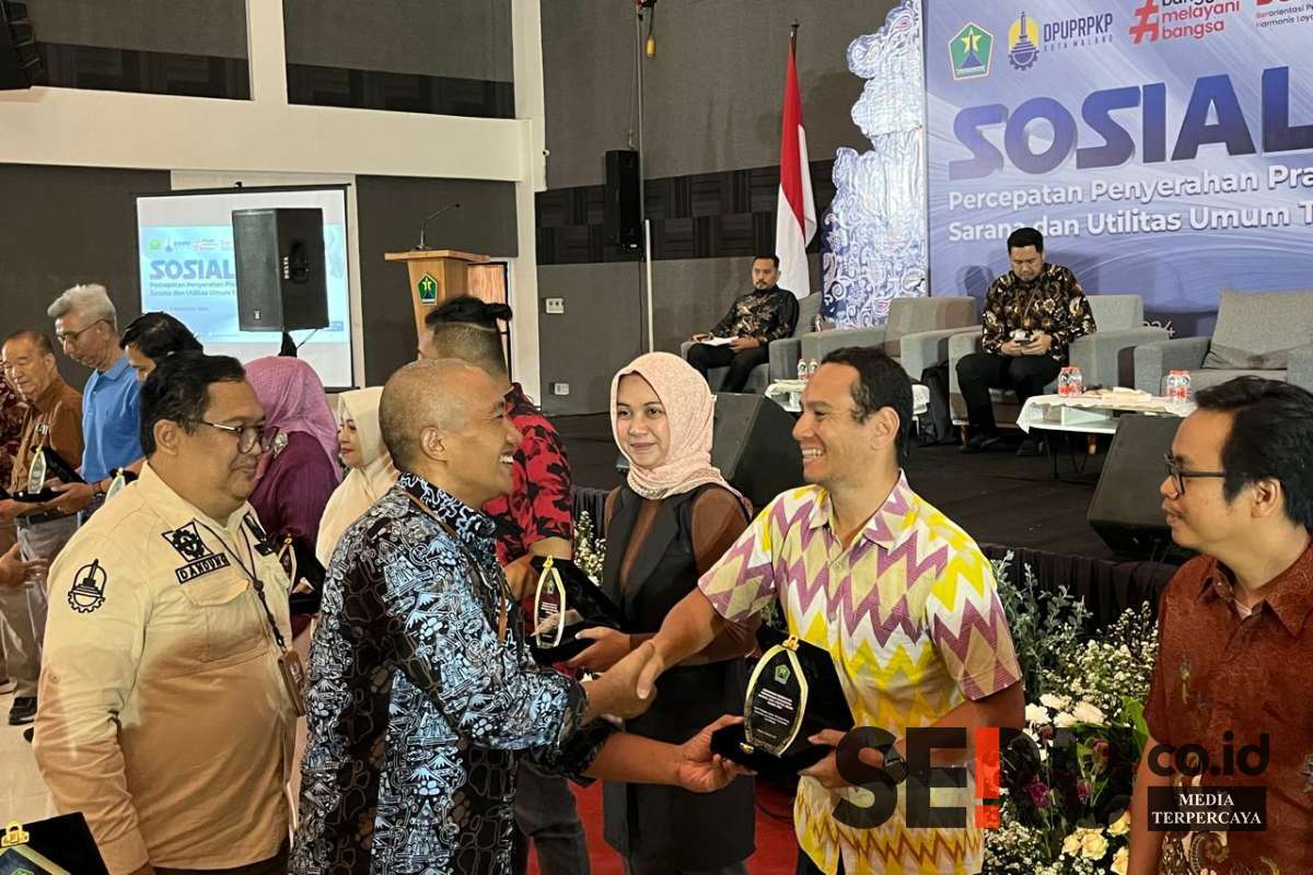 Sekda menyerahkan penghargaan kepada 10 pengembang yang sudah menyerahkan PSU. (ws12) - Pj Wali Kota Malang Percepat Penyerahan PSU untuk Perbaikan Infrastruktur Perumahan