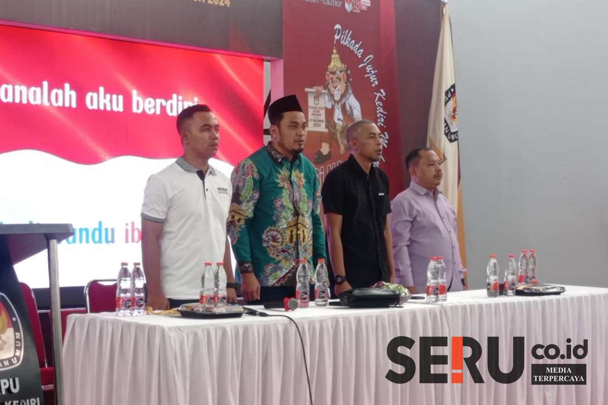 Simulasi pemungutan dan penghitungan suara untuk Pilgub dan Pilbup Kediri di Gedung Balai Desa Karangrejo Desa Karangrejo Kec Ngasem Kabupaten Kediri, Minggu (17/11/2024) pagi. (Seru.co.id/mam) - KPU Kabupaten Kediri Gelar Simulasi Pemungutan dan Penghitungan Suara di Pilkada Serentak 2024