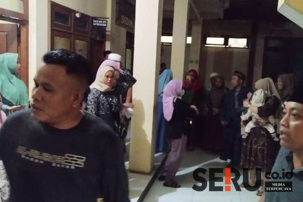Suasana Halaman Polres Pamekasan saat nasabah melakukan laporan. (SERU.co.id/udi) - Puluhan Nasabah Korban Oknum Agen Pegadaian Datangi Polres Pamekasan