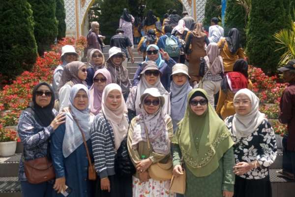 Tamu asal Malaysia saat berkunjung di salah satu destinasi wisata di seputaran Kota Batu. (ist) - Musim libur di Malaysia dongkrak kunjungan ke Kota Batu
