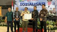 Tanda tangan berita acara percepatan PSU dari BPN. (ws12) - Pj Wali Kota Malang Percepat Penyerahan PSU untuk Perbaikan Infrastruktur Perumahan