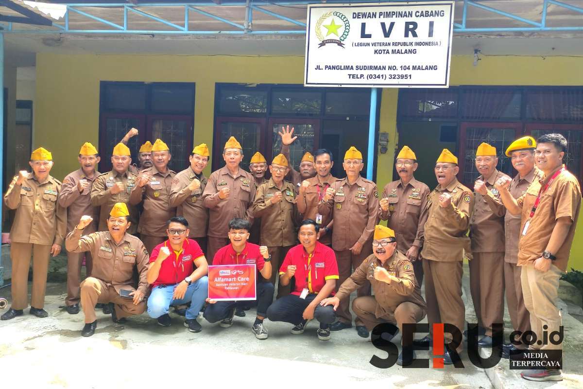 Tim Alfamart berfoto bersama para veteran anggota DPC LVRI Kota Malang. (rhd) - Peringati Hari Pahlawan, Alfamart Berikan Sumbangsih Paket Sembako kepada Veteran