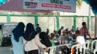 Tim Pemenangan Khafifah Emil saat melakukan pemeriksaan secara gratis terhadap masyarakat Pamekasan. (Seru.co.id/Udi) - Tim Pemenangan Khofifah-Emil Pamekasan Buka Layanan Kesehatan Gratis