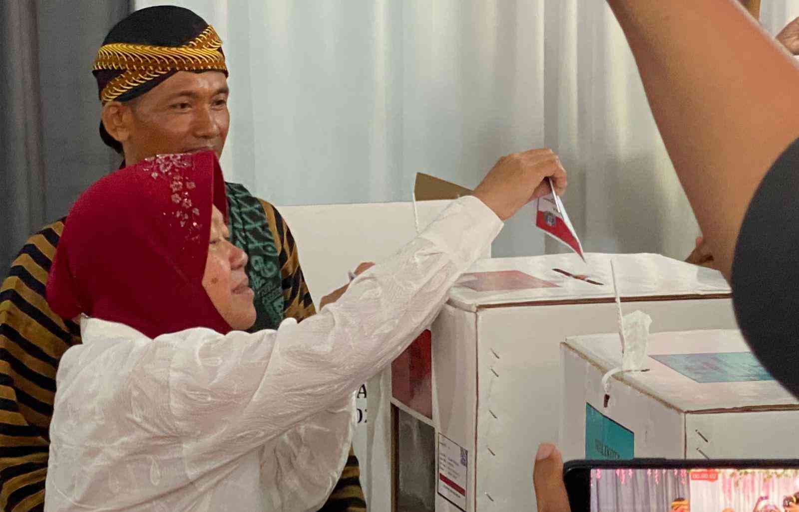 Kenakan Kerudung Merah, Cagub Tri Rismaharini Nyoblos di TPS 16 Jajar Tunggal Wiyung