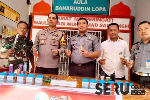 WBP bersama petugas Rutan saatenjalani tes urine. (Seru.co.id/aza) - Ratusan WBP dan Petugas Rutan Situbondo Jalani Tes Urine