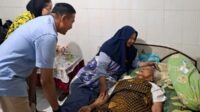 Wahyu Hidayat Blusukan Sambangi Lansia 100 Tahun Tergolek Sakit