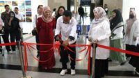 Wakil Rektor Bidang Keuangan dan SDM UB memotong pita menandai pembukaan pameran. (ist) - Kolaborasi UB-UM Gelar Pameran Seni Teknologi 'The Surfers of Time'