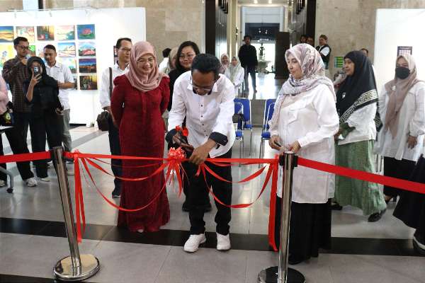 Wakil Rektor Bidang Keuangan dan SDM UB memotong pita menandai pembukaan pameran. (ist) - Kolaborasi UB-UM Gelar Pameran Seni Teknologi 'The Surfers of Time'