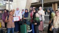 Wirawan saat bertugas menjemput tamu di bagian Kedatangan Juanda International Airport di Sidoarjo. (ist) - Musim libur di Malaysia dongkrak kunjungan ke Kota Batu