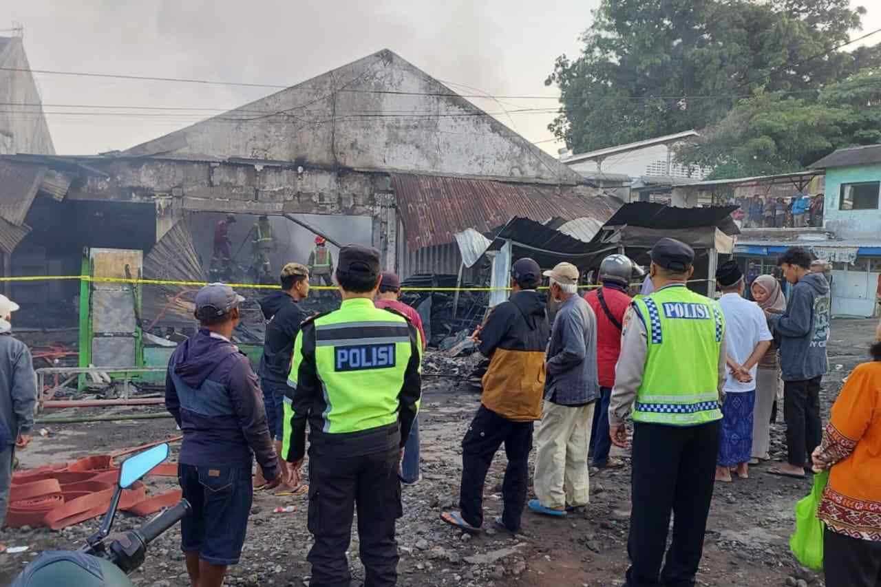 Kebakaran Hebat Landa Pasar Dampit, Delapan Tempat Usaha Terbakar