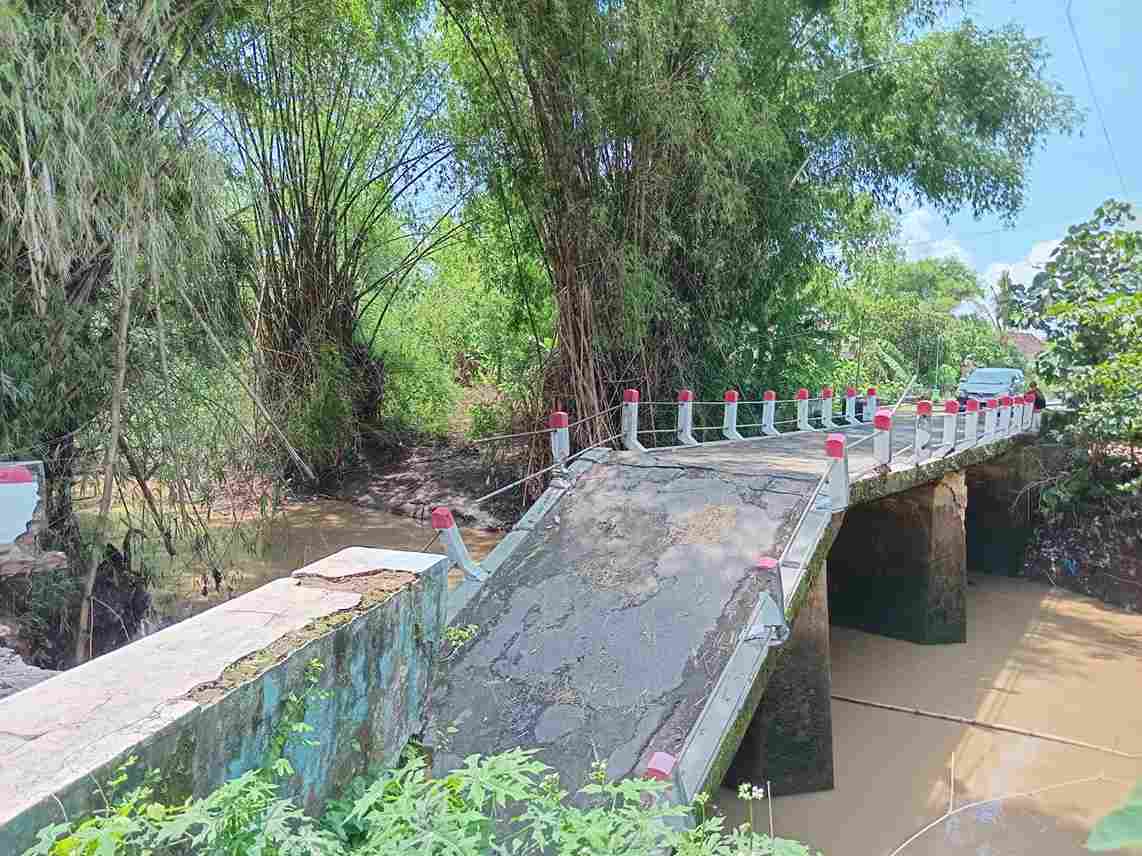 Jembatan Berusia 71 di Ngawi Ambruk Diterjang Banjir, Akses Warga Terganggu