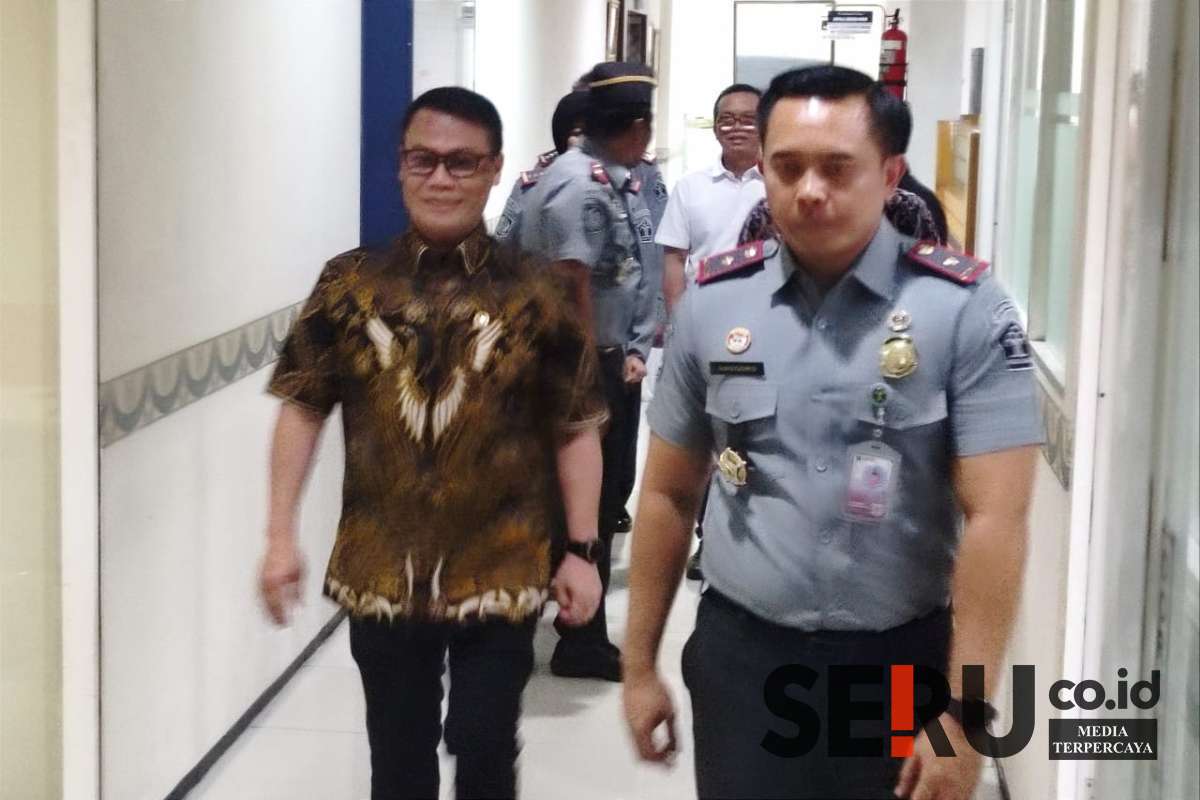 Ahmad Basarah meninjau beberapa ruang pelayanan di Kantor Imigrasi Kelas I TPI Malang. (rhd) - Ahmad Basarah Dengar Pendapat Unit Kerja Kementerian Imigrasi dan Pemasyarakatan di Malang