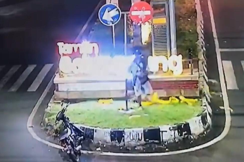 Viral! Aksi Vandalisme di Kota Malang, Pelaku Rusak Dua Taman Sekaligus