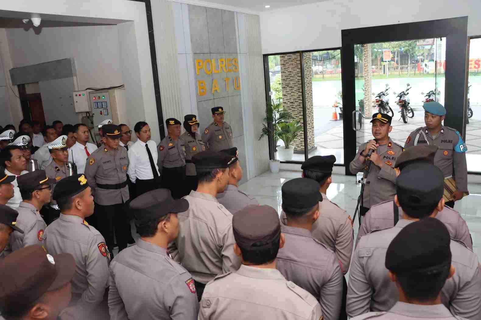 Evaluasi Pilkada dan Kesiapan Nataru 2024 Polres Batu Melalui Apel Jam Pimpinan