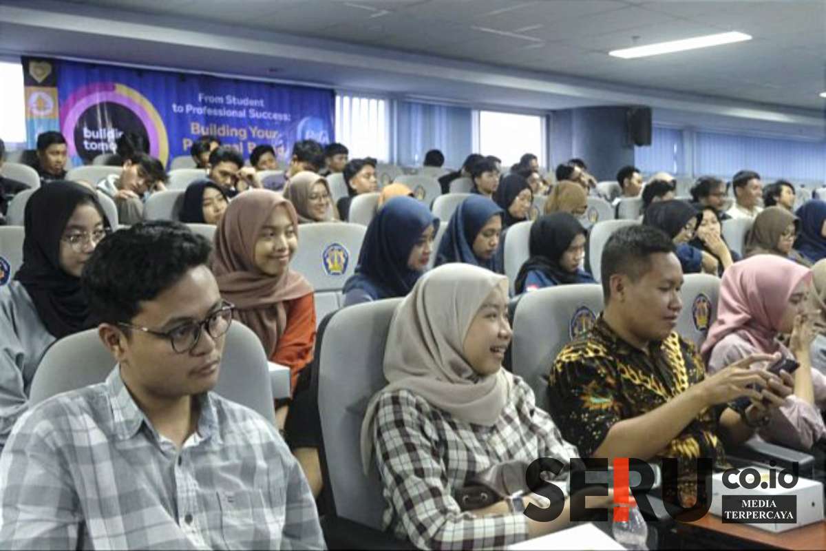 Animo mahasiswa tingkat akhir menyimak pemaparan narasumber dari P&G. (ist) - Polinema-P&G Gelar Seminar 'From Student to Professional Success: Building Your Personal Brand'