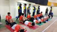 Atlet Puslat KONI Batu sedang menjalani Tes Sit-Up. (ist) - Tes dan Pengukuran Atlet Puslat KONI Kota Batu di GOR Gajahmada Kota Batu