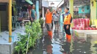 BPBD Jatim evakuasi dan serahkan bantuan logistik. (ist) - BPBD Jatim Evakuasi dan Serahkan Bantuan Logistik Warga Waru Terdampak Banjir
