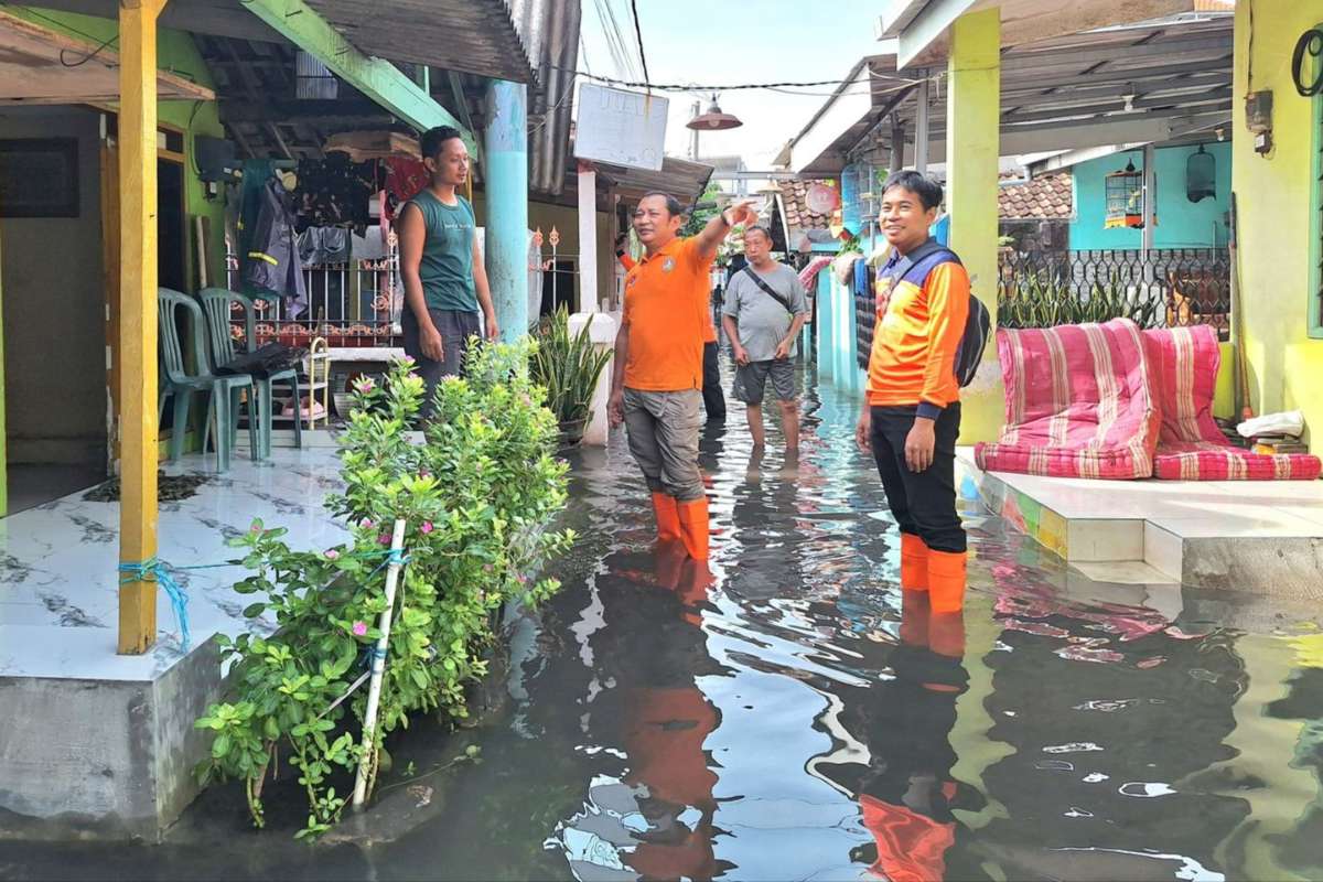 BPBD Jatim evakuasi dan serahkan bantuan logistik. (ist) - BPBD Jatim Evakuasi dan Serahkan Bantuan Logistik Warga Waru Terdampak Banjir
