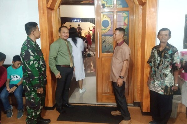Babinsa Bandulan Monitoring Ibadah Menjelang Natal di GKIN Hosana