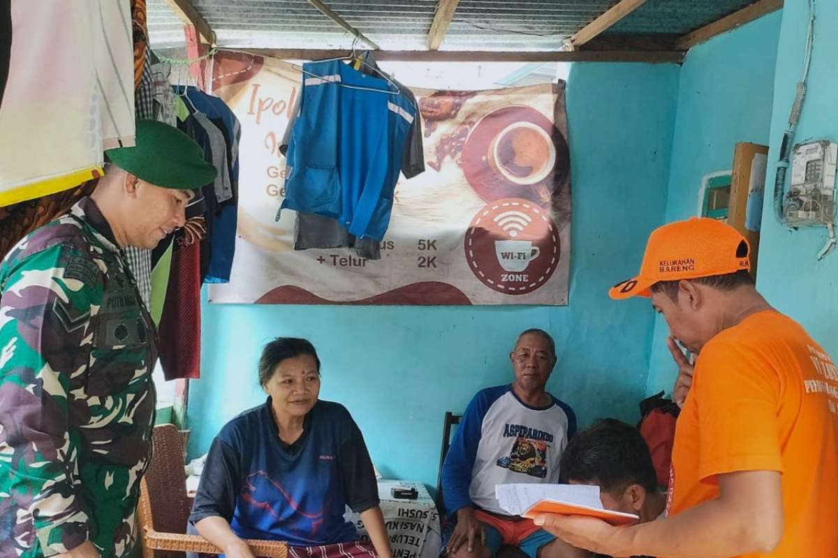 Babinsa Bareng dampingi pendataan korban terdampak banjir Jl Ir Rais. (ist) - Babinsa Bareng Dampingi Pendataan Korban Terdampak Banjir Jl Ir Rais