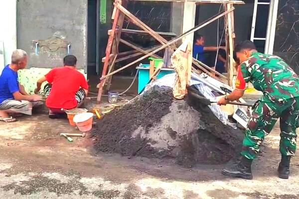 Babinsa Blimbing Bersama Warga Perbaiki Langgar Al-Mu'tadak Arjosari