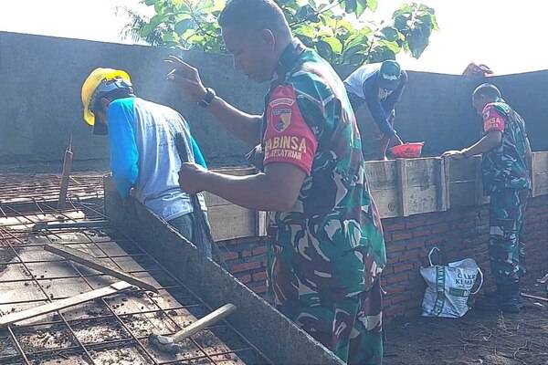 Babinsa Blimbing Kerja Bakti Bersama Warga Bangun TPS di Kesatrian