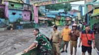 Babinsa Blimbing Pantau Debit Air Sungai Brantas di Kelurahan Jodipan