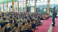 Babinsa Dinoyo berikan wawasan kebangsaan kepada siswa SMPN 13 Kota Malang. (ist) - Babinsa Dinoyo Berikan Wawasan Kebangsaan kepada Siswa SMPN 13 Kota Malang