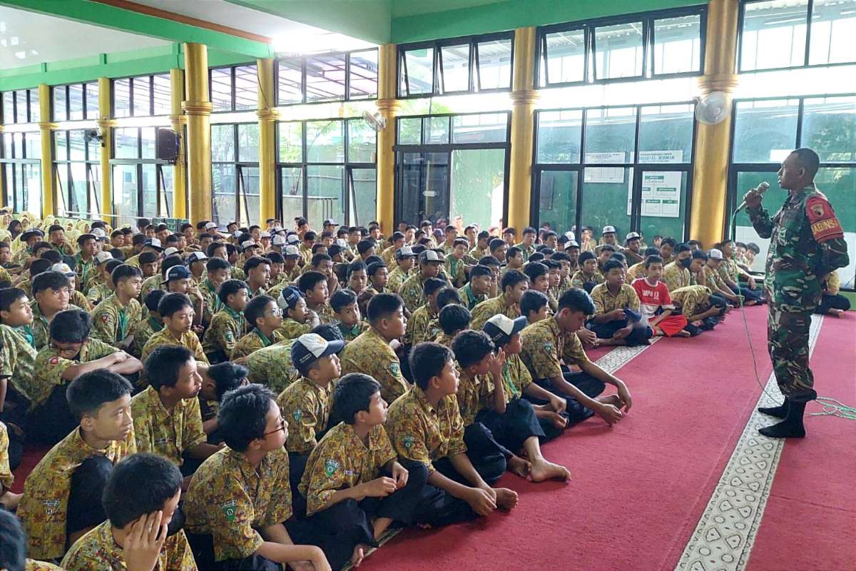 Babinsa Dinoyo berikan wawasan kebangsaan kepada siswa SMPN 13 Kota Malang. (ist) - Babinsa Dinoyo Berikan Wawasan Kebangsaan kepada Siswa SMPN 13 Kota Malang