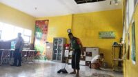 Babinsa Karang Besuki tangani kerusakan plafon SDN Karangbesuki 1 Kota Malang. (ist) - Babinsa Karang Besuki Tangani Kerusakan Plafon SDN Karangbesuki 1 Kota Malang