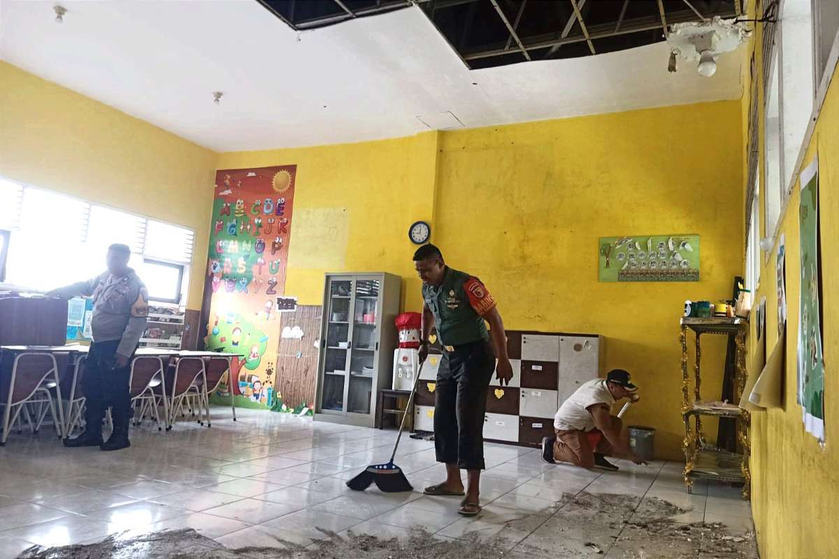 Babinsa Karang Besuki tangani kerusakan plafon SDN Karangbesuki 1 Kota Malang. (ist) - Babinsa Karang Besuki Tangani Kerusakan Plafon SDN Karangbesuki 1 Kota Malang