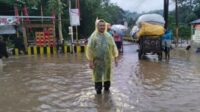 Babinsa Kedungkandang Bantu Evakuasi Warga Korban Banjir di Lesanpuro