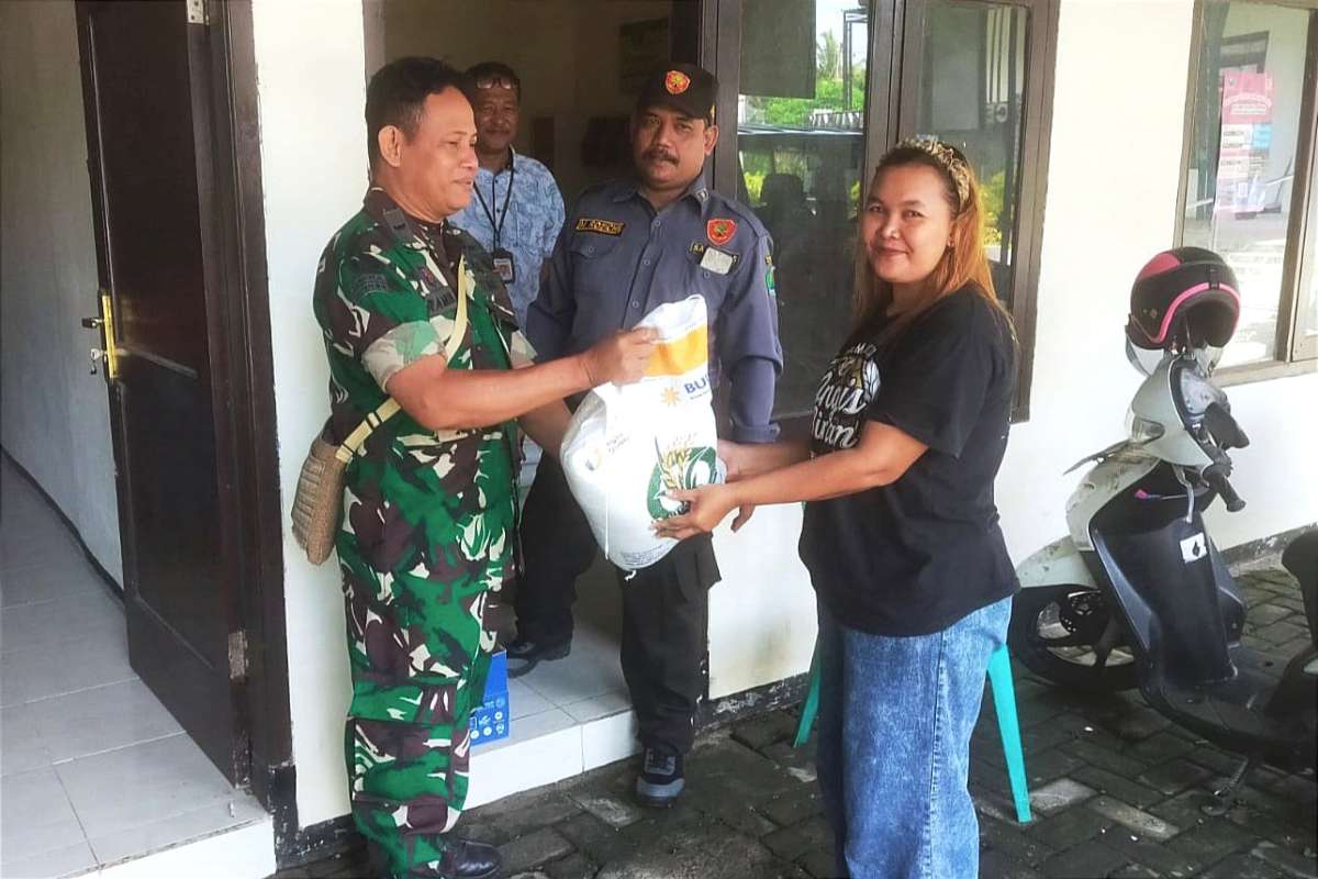 Babinsa Kedungkandang dampingi pendistribusian bantuan beras Cemorokandang. (ist) - Babinsa Kedungkandang Dampingi Pendistribusian Bantuan Beras Cemorokandang