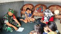 Babinsa Kedungkandang sosialisasi dan himbau warga Buring pentingnya akta kelahiran. (ist)