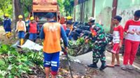 Babinsa Klojen Ajak Siswa SMPN 19 Kota Malang Kerja Bakti Bersihkan Lingkungan