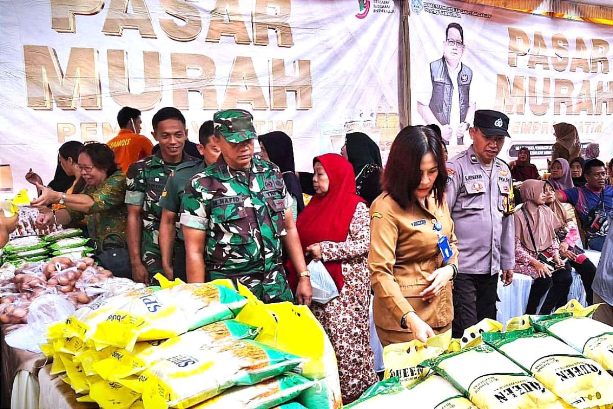 Babinsa Klojen dampingi pelaksanaan pasar murah Kidul Dalem. (ist) - Babinsa Klojen Monitoring Pasar Murah Kidul Dalem