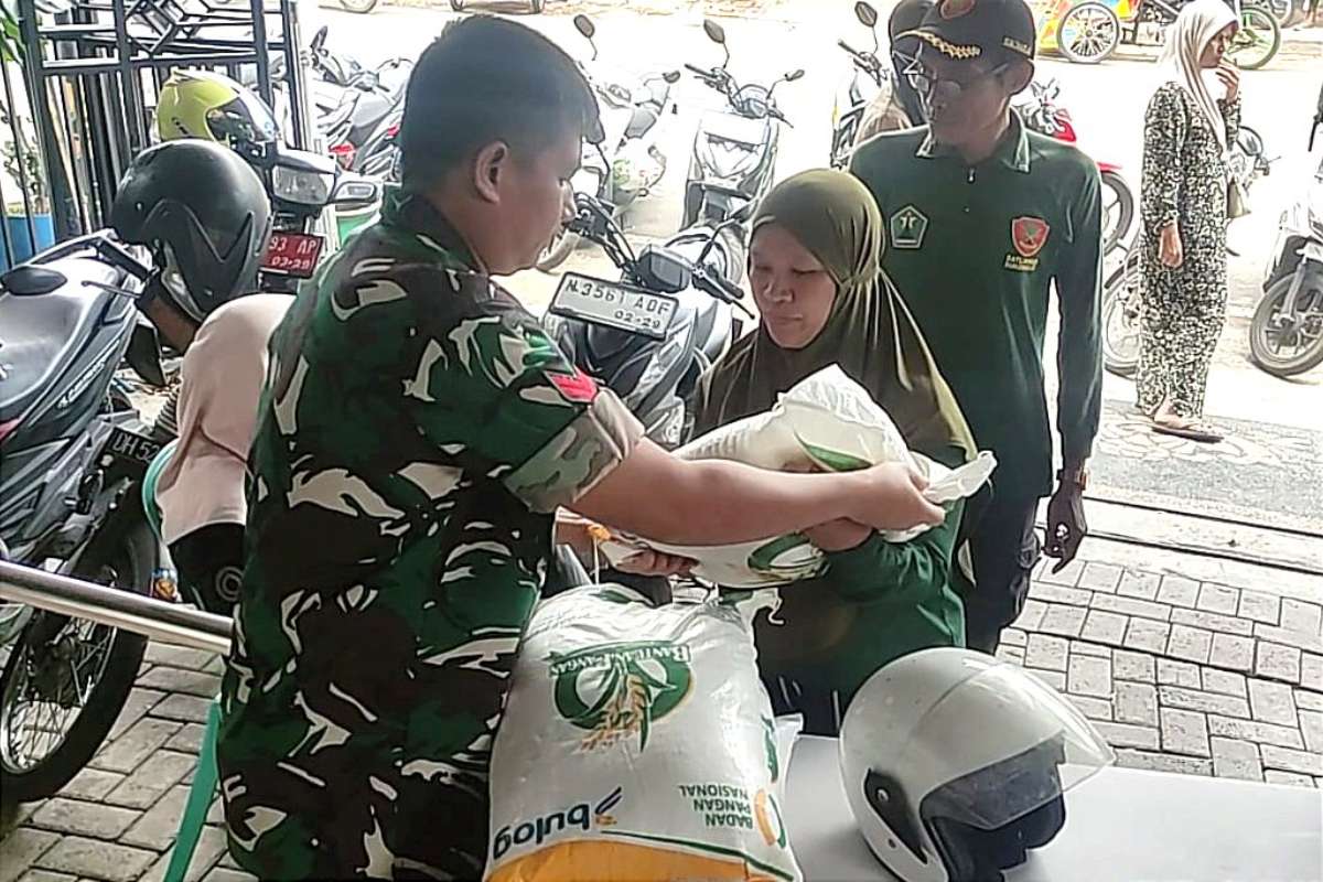 Babinsa Klojen dampingi penyaluran bantuan pangan nasional warga Sukoharjo. (ist) - Babinsa Klojen Dampingi Penyaluran Bantuan Pangan Nasional Warga Sukoharjo