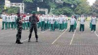Babinsa Blimbing Berikan Ekstrakulikuler Latihan PBB Siswa SMP Kartika IV-9 Malang