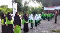 Babinsa Koramil Lowokwaru ajarkan pelatihan baris berbaris siswa MI Darul Hikmah. (ist) - Babinsa Koramil Lowokwaru Ajarkan Pelatihan Baris Berbaris Siswa MI Darul Hikmah