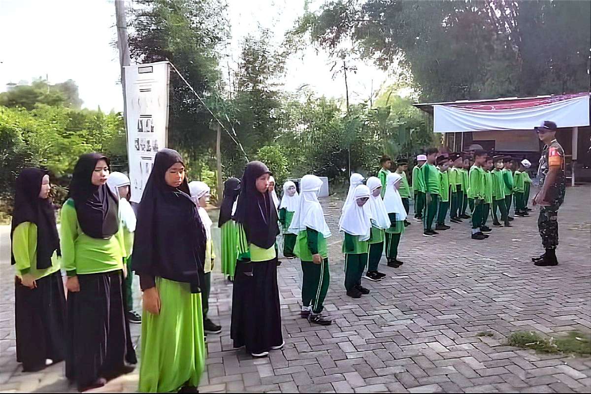 Babinsa Koramil Lowokwaru ajarkan pelatihan baris berbaris siswa MI Darul Hikmah. (ist) - Babinsa Koramil Lowokwaru Ajarkan Pelatihan Baris Berbaris Siswa MI Darul Hikmah