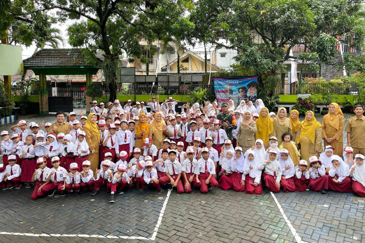 Babinsa Lowokwaru bekali wawasan kebangsaan siswa SDN 5 Tunjungsekar. (ist) - Babinsa Lowokwaru Bekali Wawasan Kebangsaan Siswa SDN 5 Tunjungsekar
