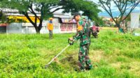 Babinsa Lowokwaru bersama warga Tunjungsekar kerja bakti. (ist) - Babinsa Lowokwaru Bersama Warga Tunjungsekar Kerja Bakti