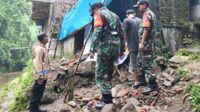 Babinsa Sukun bantu evakuasi warga Pidangcandi terdampak longsor. (ist) - Babinsa Sukun Bantu Evakuasi Warga Pidangcandi Terdampak Longsor