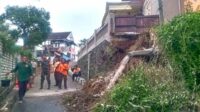 Babinsa Sukun sigap evakuasi warga terdampak bencana tanah longsor. (ist) - Babinsa Sukun Sigap Evakuasi Warga Terdampak Bencana Tanah Longsor