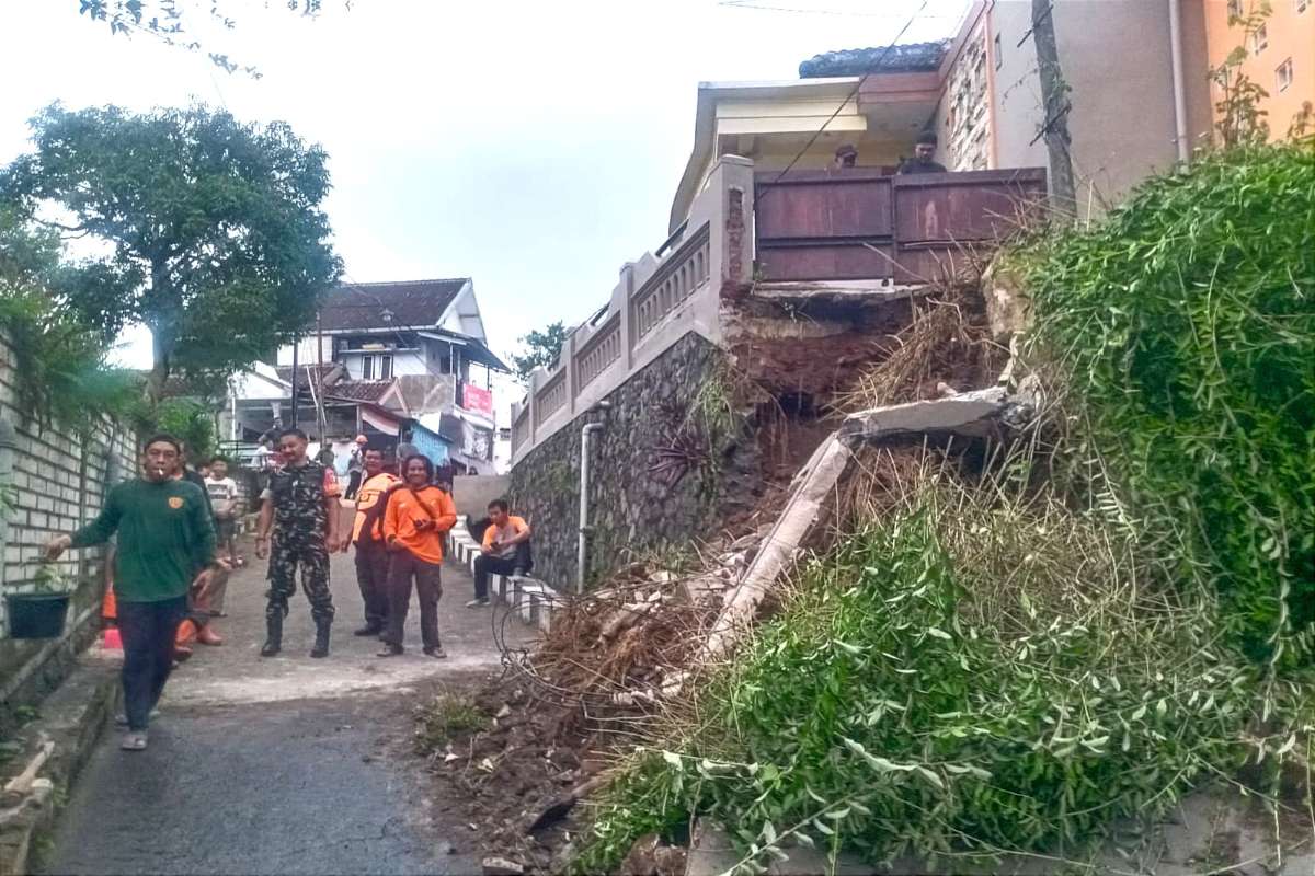 Babinsa Sukun sigap evakuasi warga terdampak bencana tanah longsor. (ist) - Babinsa Sukun Sigap Evakuasi Warga Terdampak Bencana Tanah Longsor
